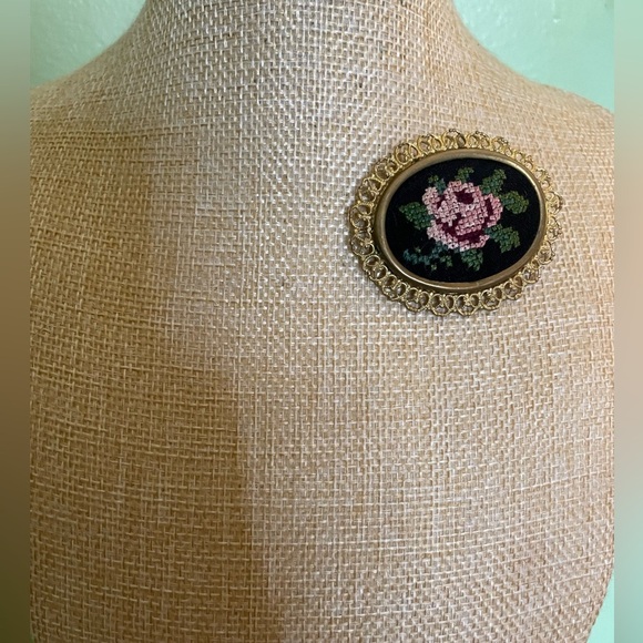 Elegant Gold and Black Floral Brooch with an embroidered pink rose - Picture 2 of 5